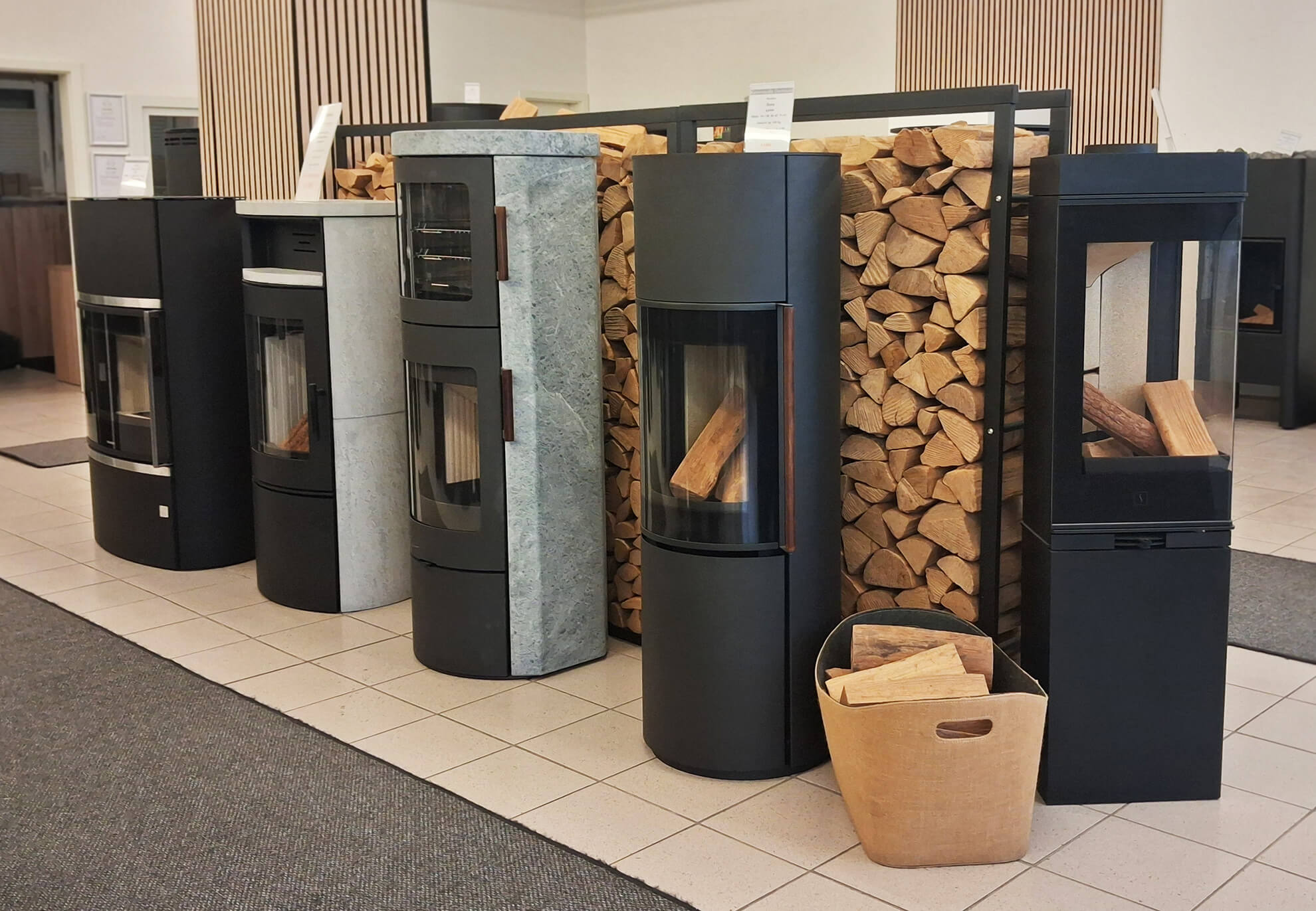 Kaminöfen und Holzlagerung in der Ausstellung Dortmund